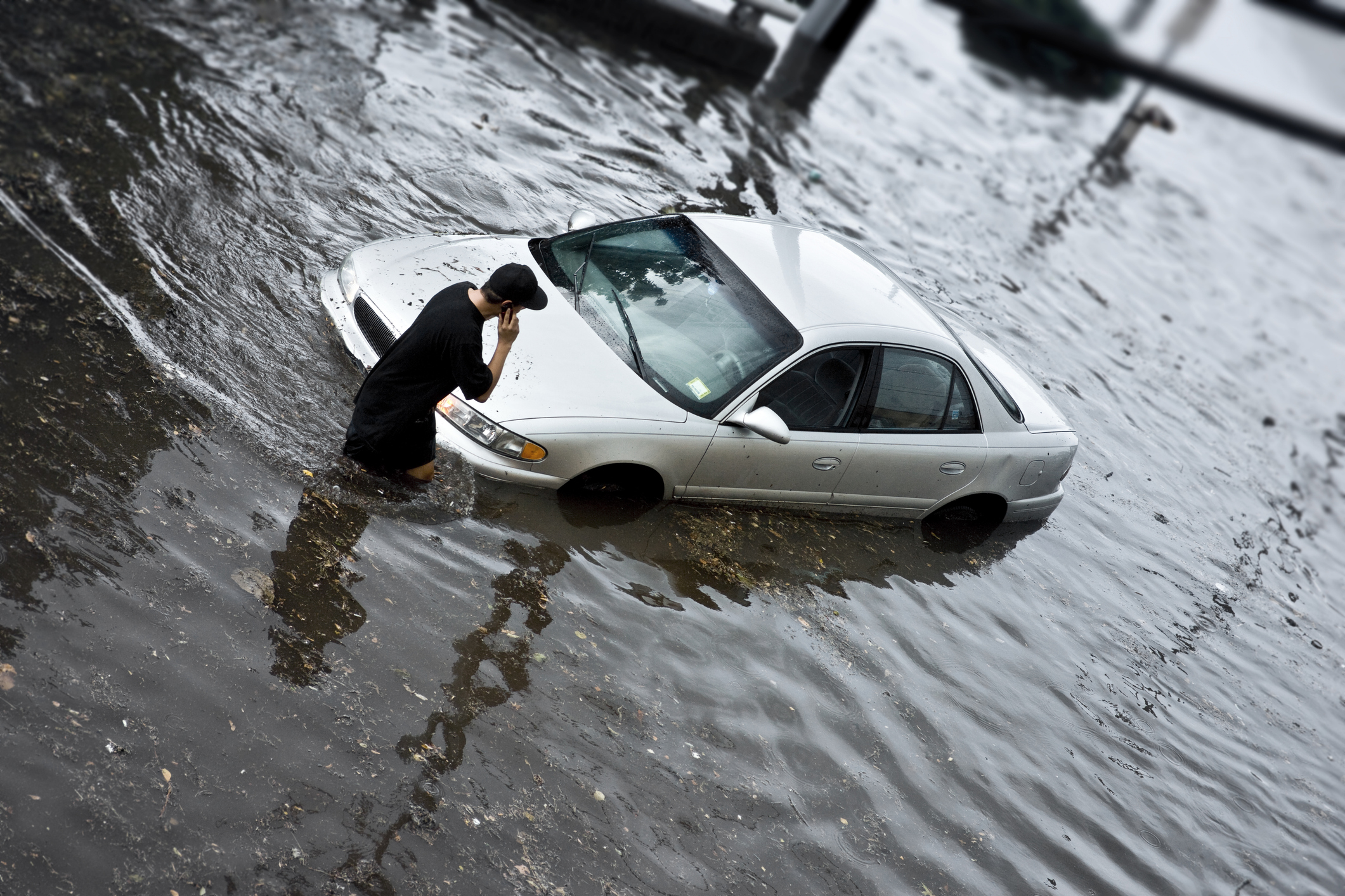 Schade aan een auto door overstroming 